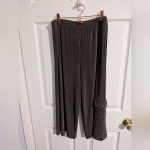 Chicos Travelers Womens Pants Green Cargo Pocket Capri Size 2 Large Slinky